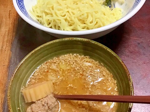 豚団子と鳴門の豚骨醤油のつけ麺。